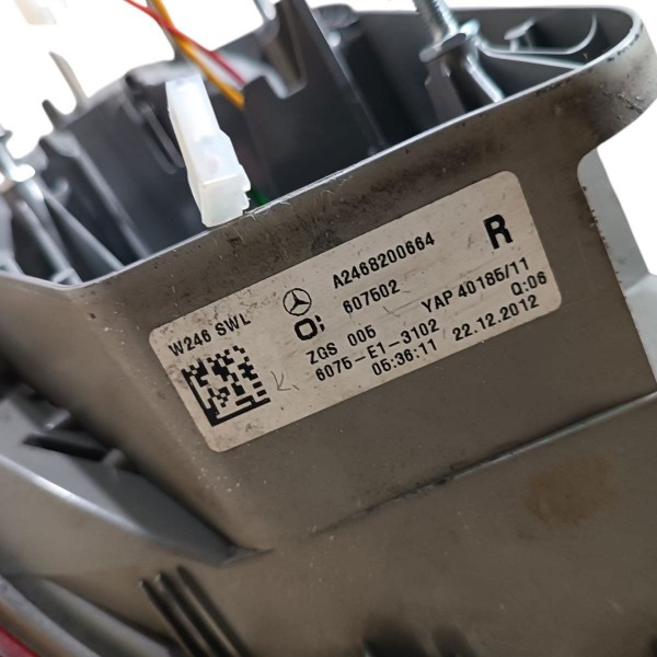 Lanterna Direita Mercedes B200 2013 2014 2015 2018 Original Direito/passageiro Vermelho